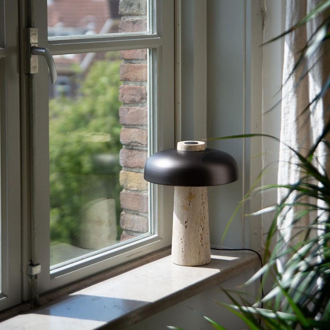 Tavivira tafellamp in vorm van een paddenstoel van geel travertin
