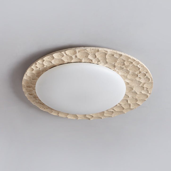 Plafondlamp ronde organische gebeitste travertin lijst ingang