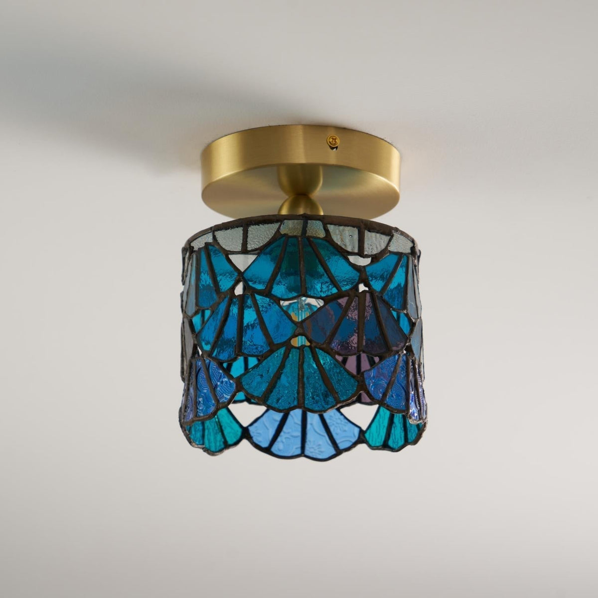 Rosavine Tiffany geëmailleerd glas semi-vlakke plafondlamp