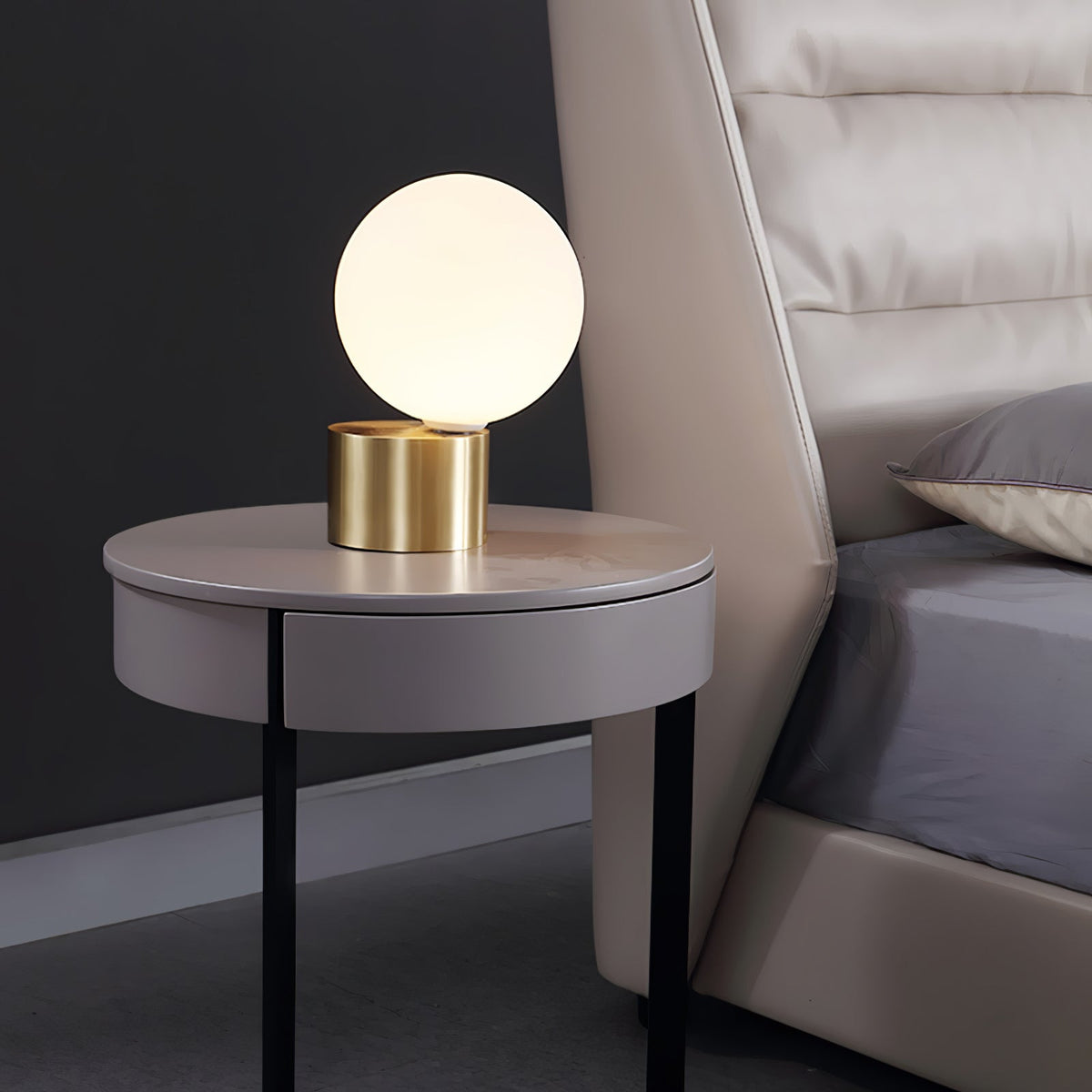 Eiraella tafellamp van glas in goudkleurige afwerking