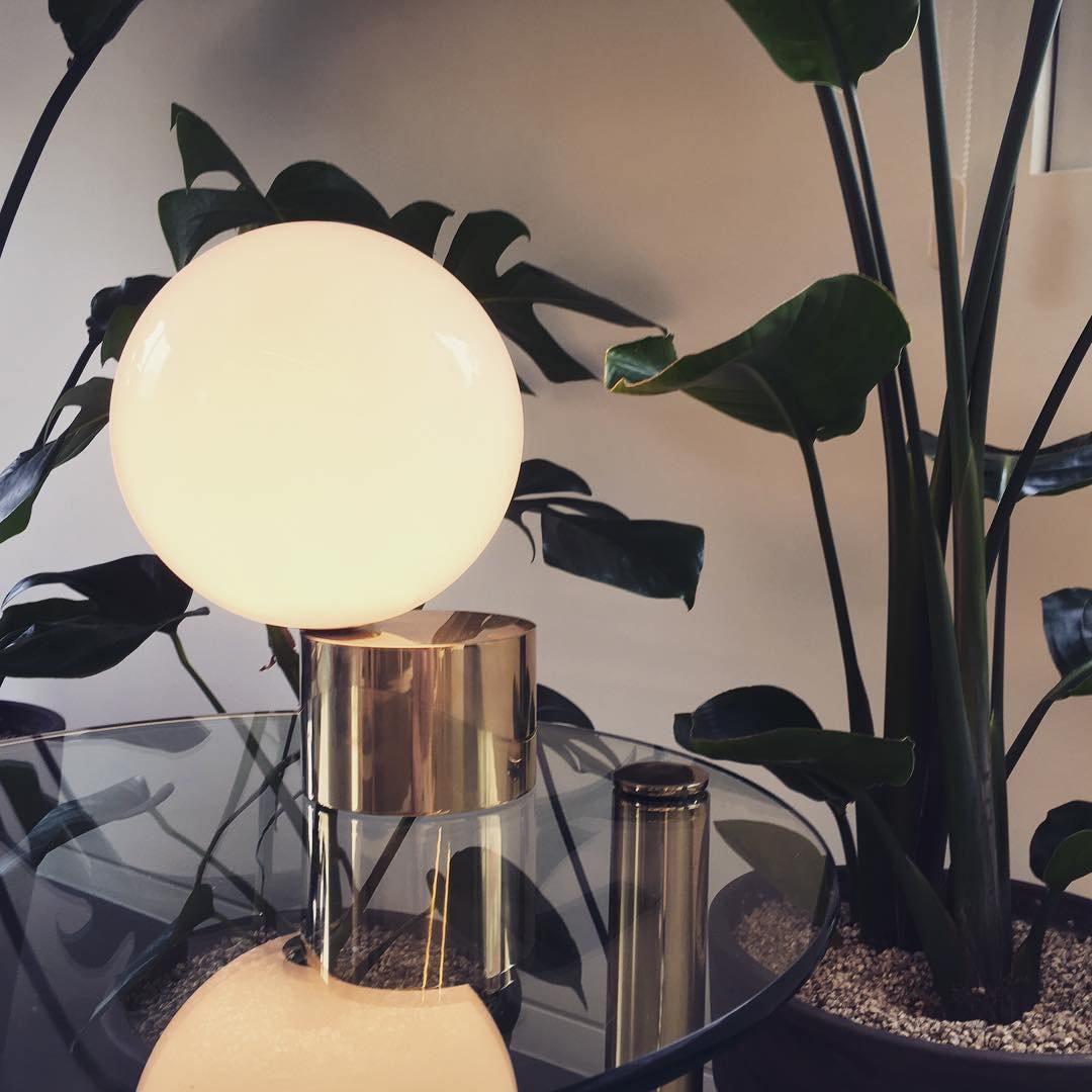 Eiraella tafellamp van glas in goudkleurige afwerking