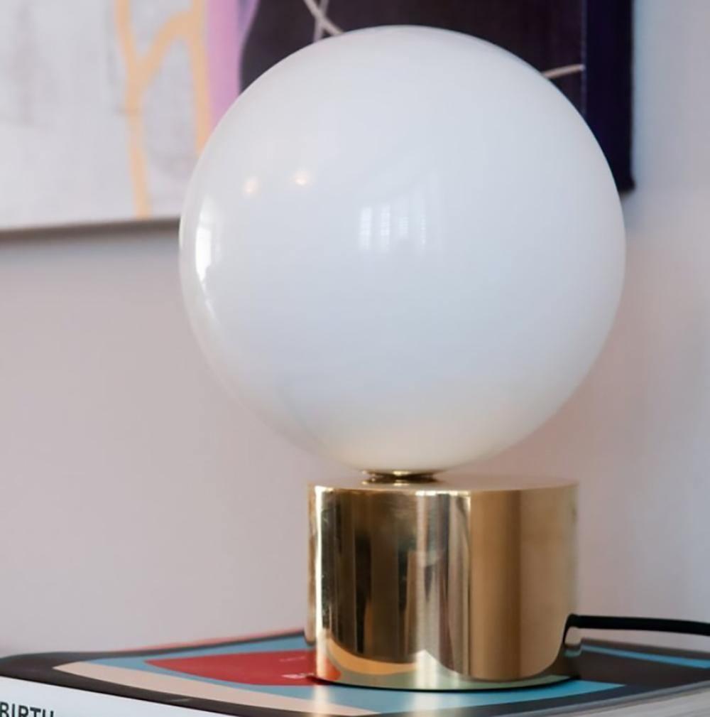 Eiraella tafellamp van glas in goudkleurige afwerking