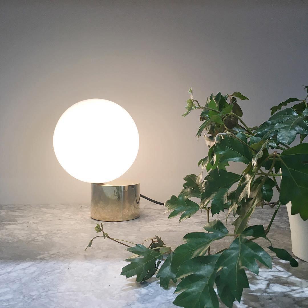 Eiraella tafellamp van glas in goudkleurige afwerking