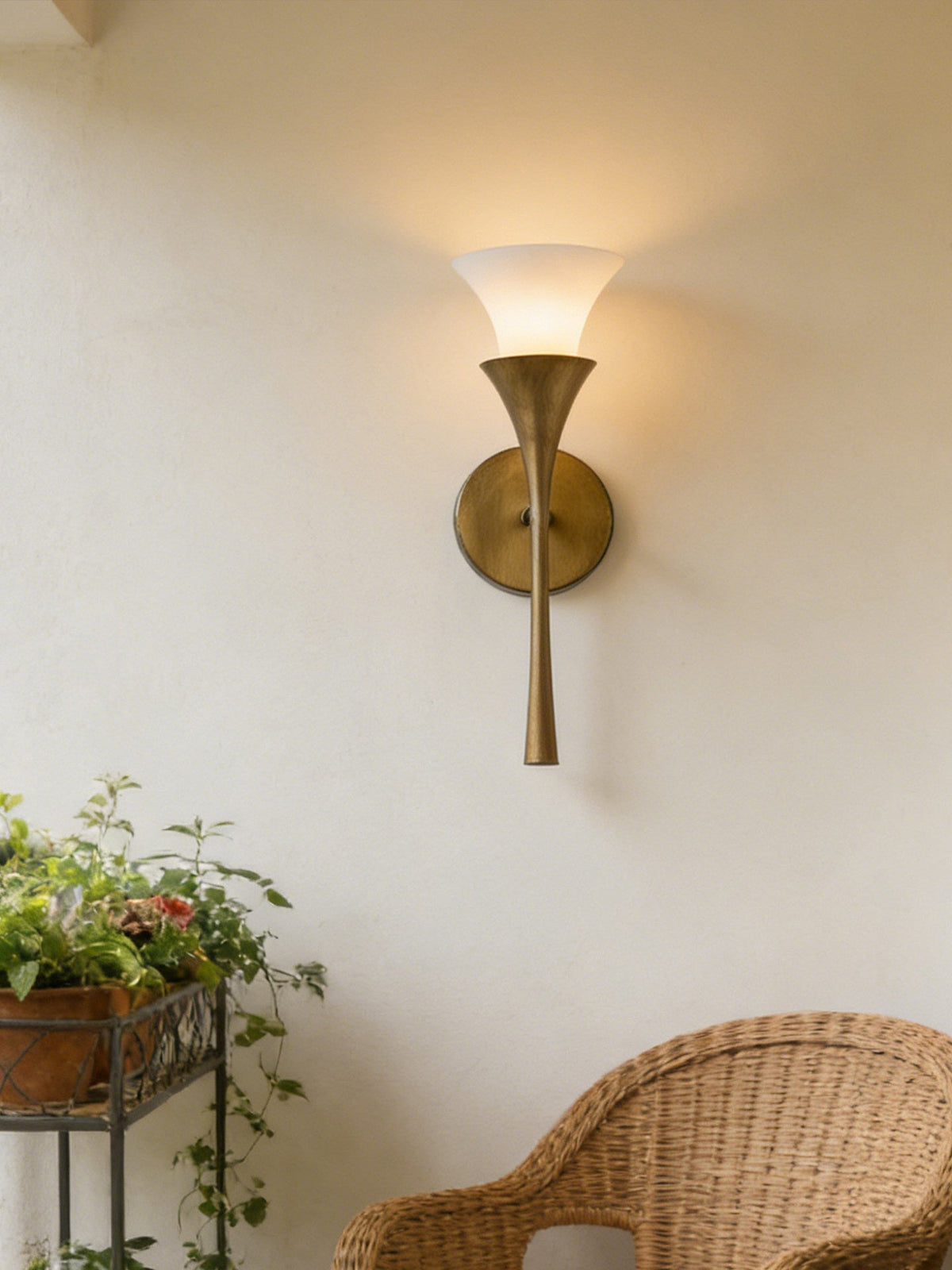 Solalette messing dubbele kegel wandlamp