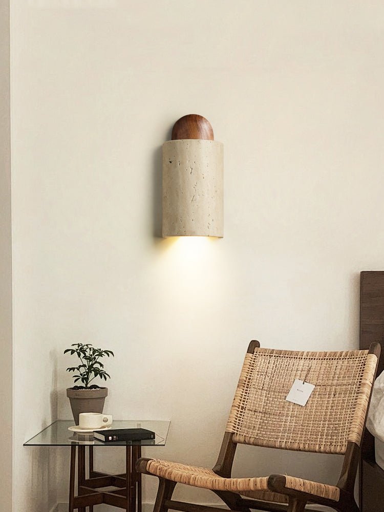 Zyphe wandlamp met gele travertin capsule en walnoothout