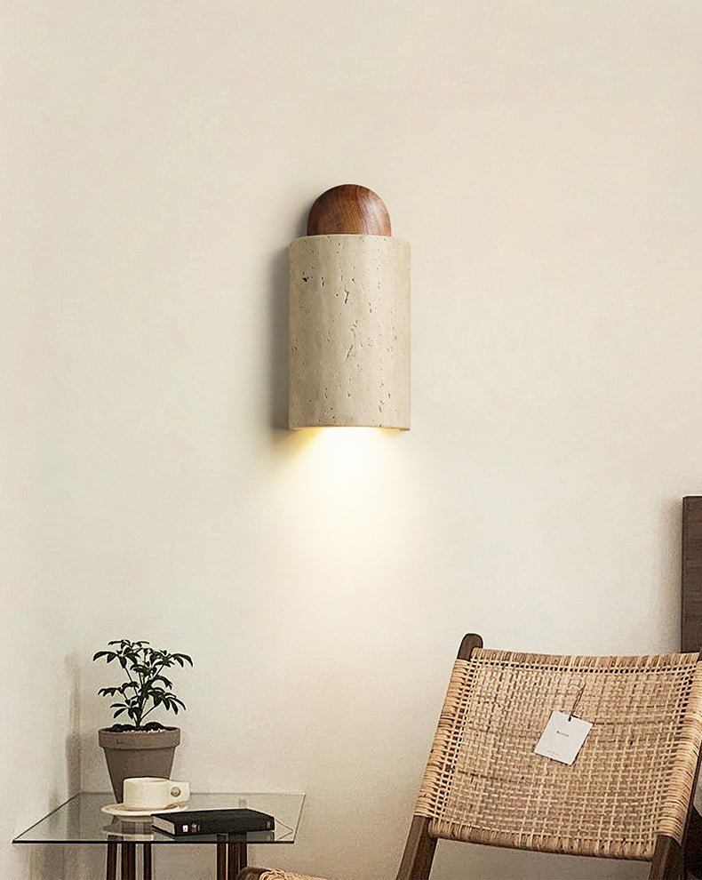 Zyphe wandlamp met gele travertin capsule en walnoothout