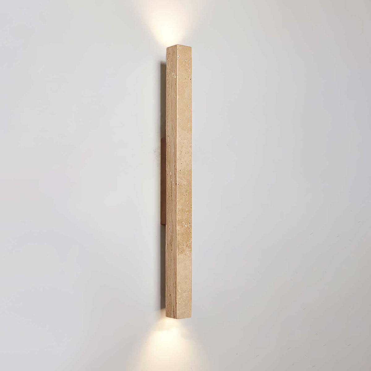 Noriira Minimalistische wandlamp van travertin