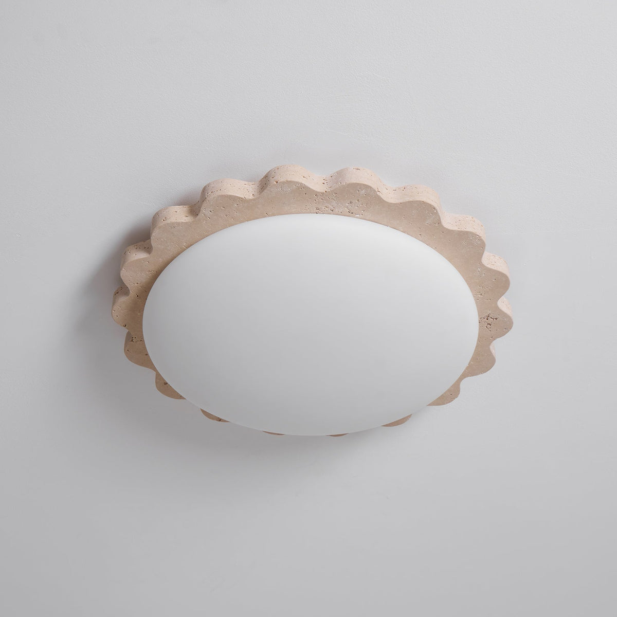 Crestwood plafondlamp in geel travertin met gebogen rand