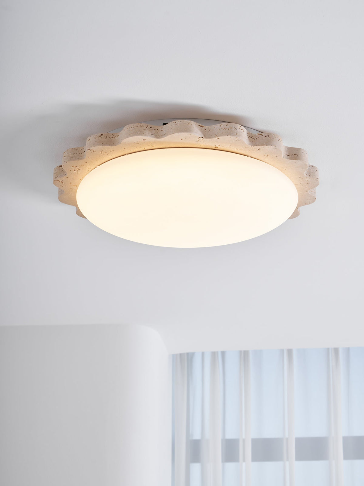 Crestwood plafondlamp in geel travertin met gebogen rand