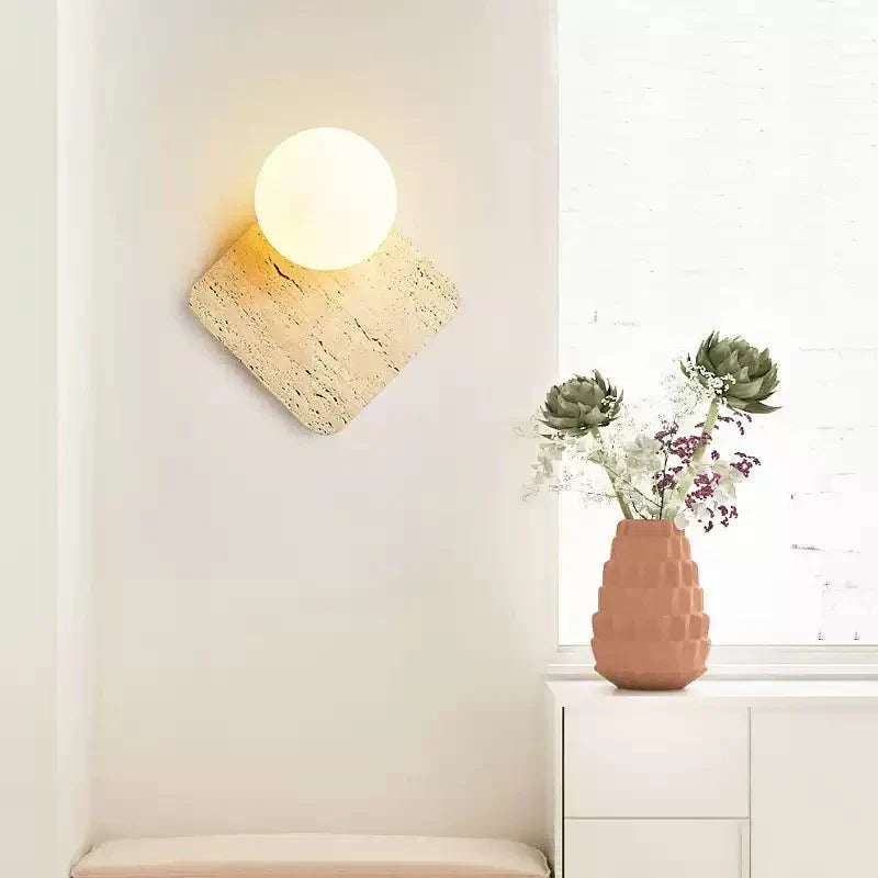 Pia wandlamp met bolvormige kap van walnoothout