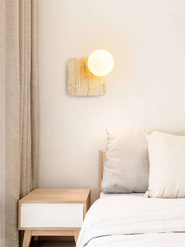 Pia wandlamp met bolvormige kap van walnoothout