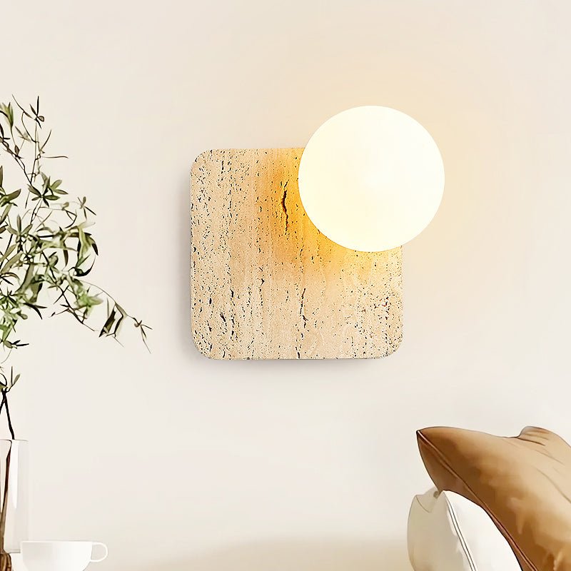 Pia wandlamp met bolvormige kap van walnoothout