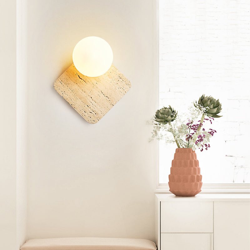 Pia wandlamp met bolvormige kap van walnoothout