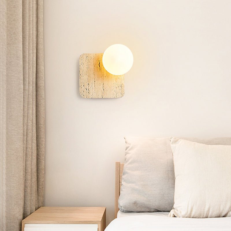 Pia wandlamp met bolvormige kap van walnoothout