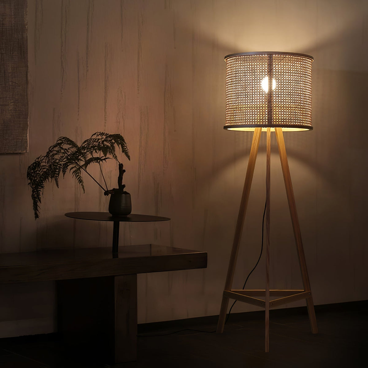 Olsolyra rotan geweven vloerlamp met driepoot en houten frame