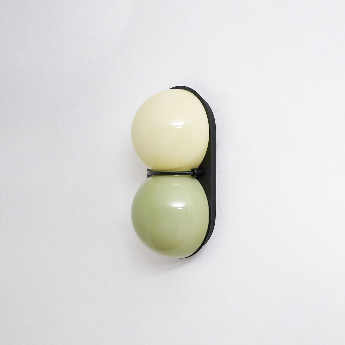 Two bollen wandlamp van glas