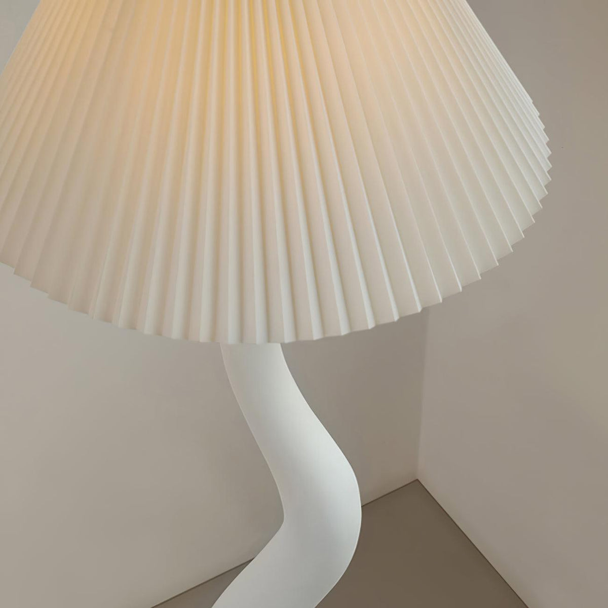 Bexyn vloerlamp van hars en stof