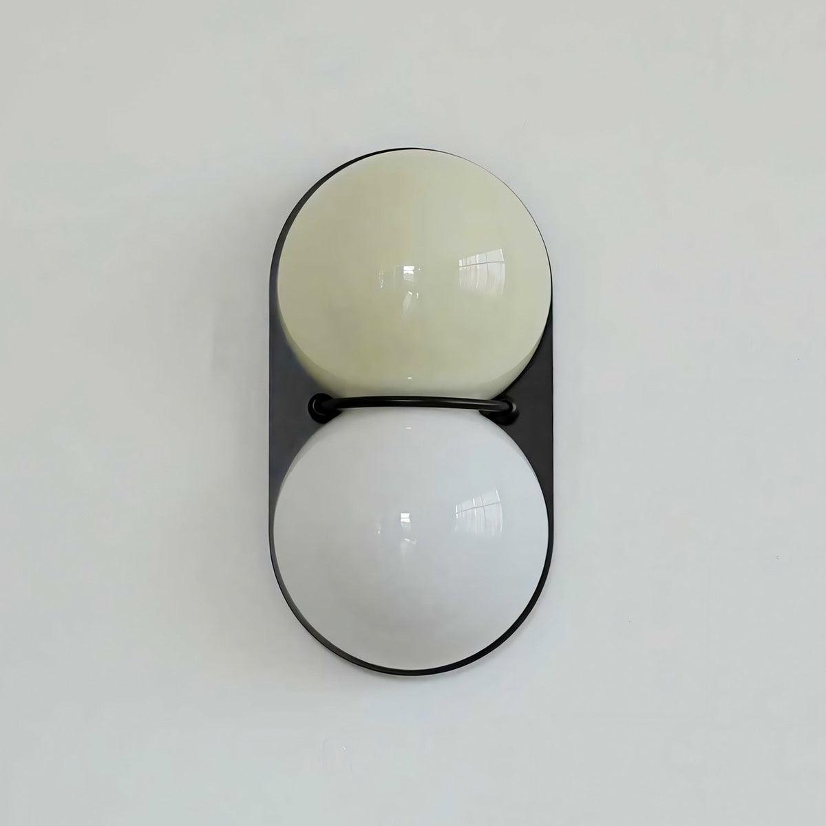 Two bollen wandlamp van glas