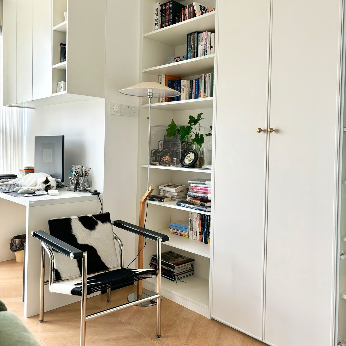Lumorine Moderne vloerlamp met parapluhoofd in walnootkleur