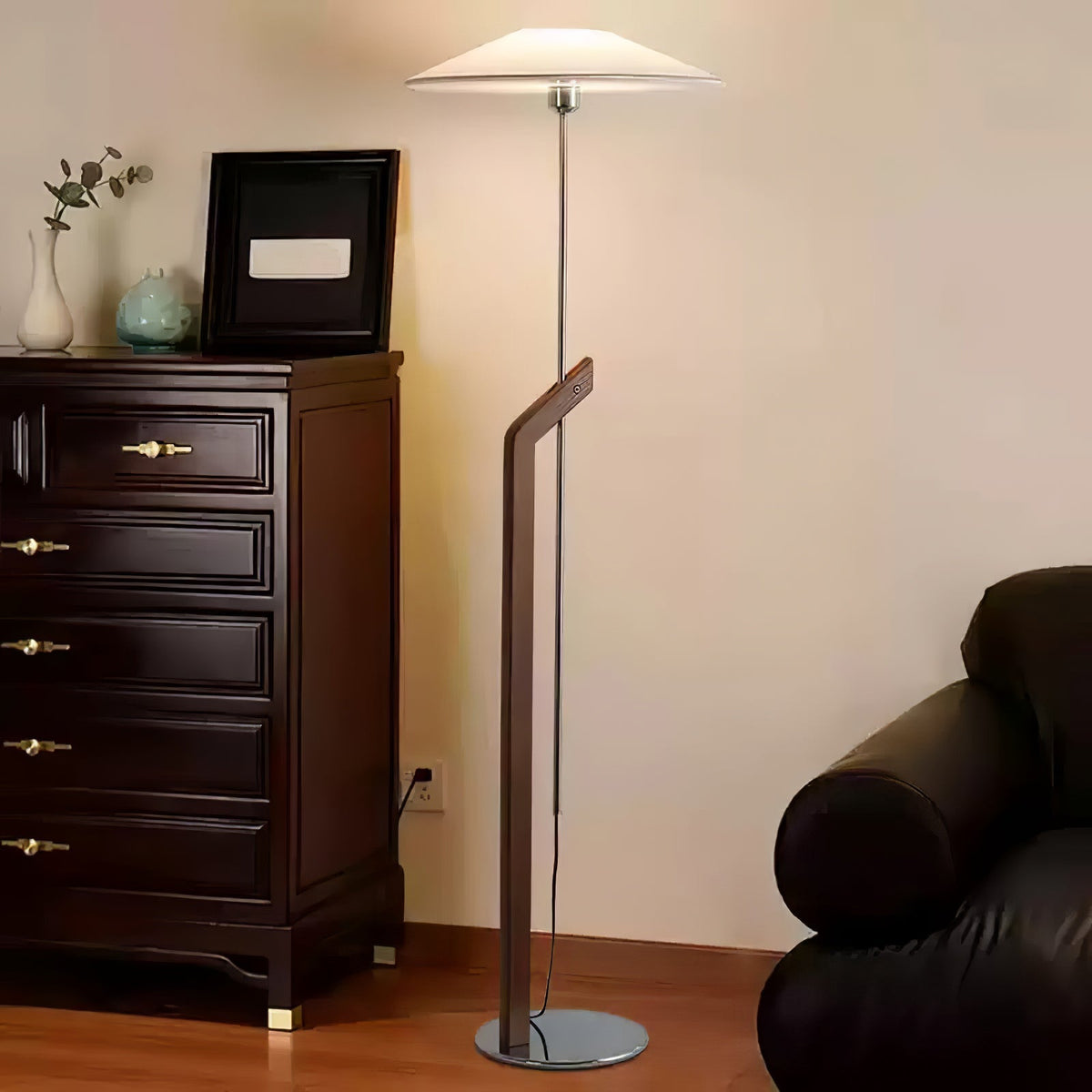 Lumorine Moderne vloerlamp met parapluhoofd in walnootkleur