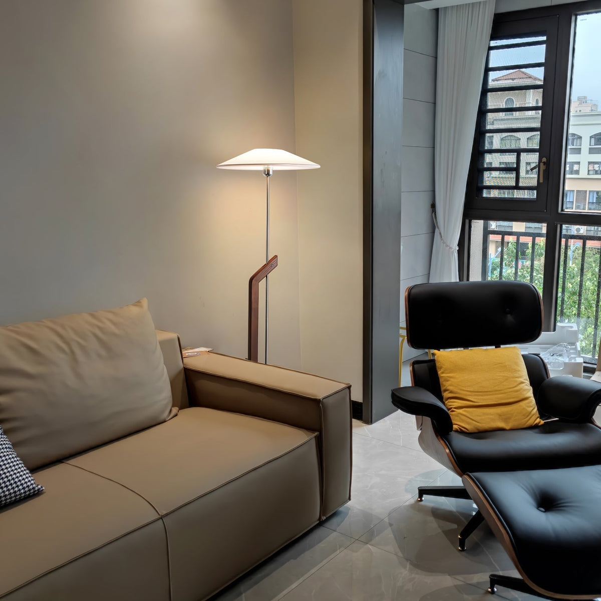 Lumorine Moderne vloerlamp met parapluhoofd in walnootkleur