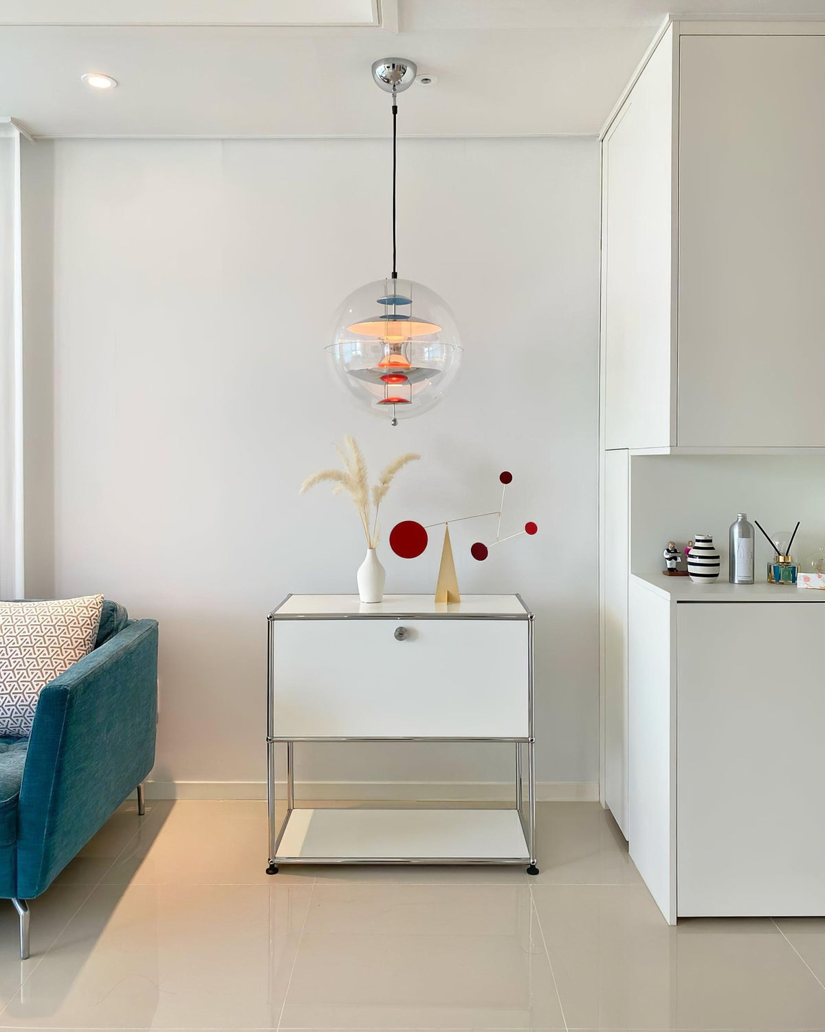 Moderne hanglamp met zwevende geometrische lagen, heldere bolvormige kap