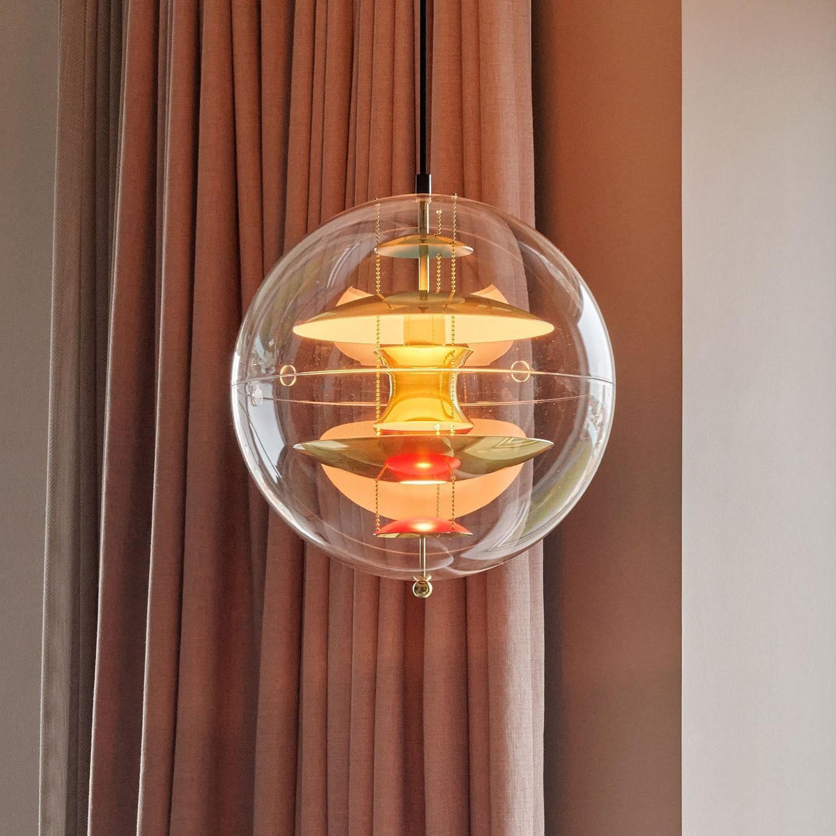 Moderne hanglamp met zwevende geometrische lagen, heldere bolvormige kap