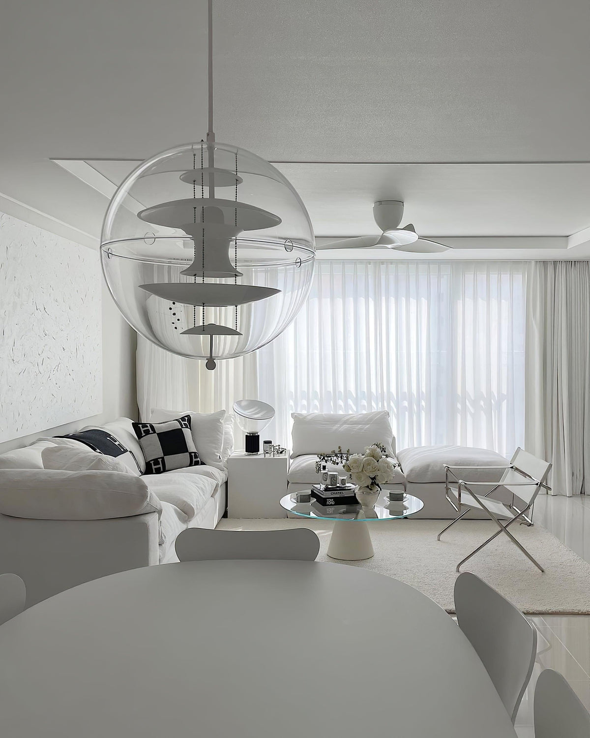 Moderne hanglamp met zwevende geometrische lagen, heldere bolvormige kap