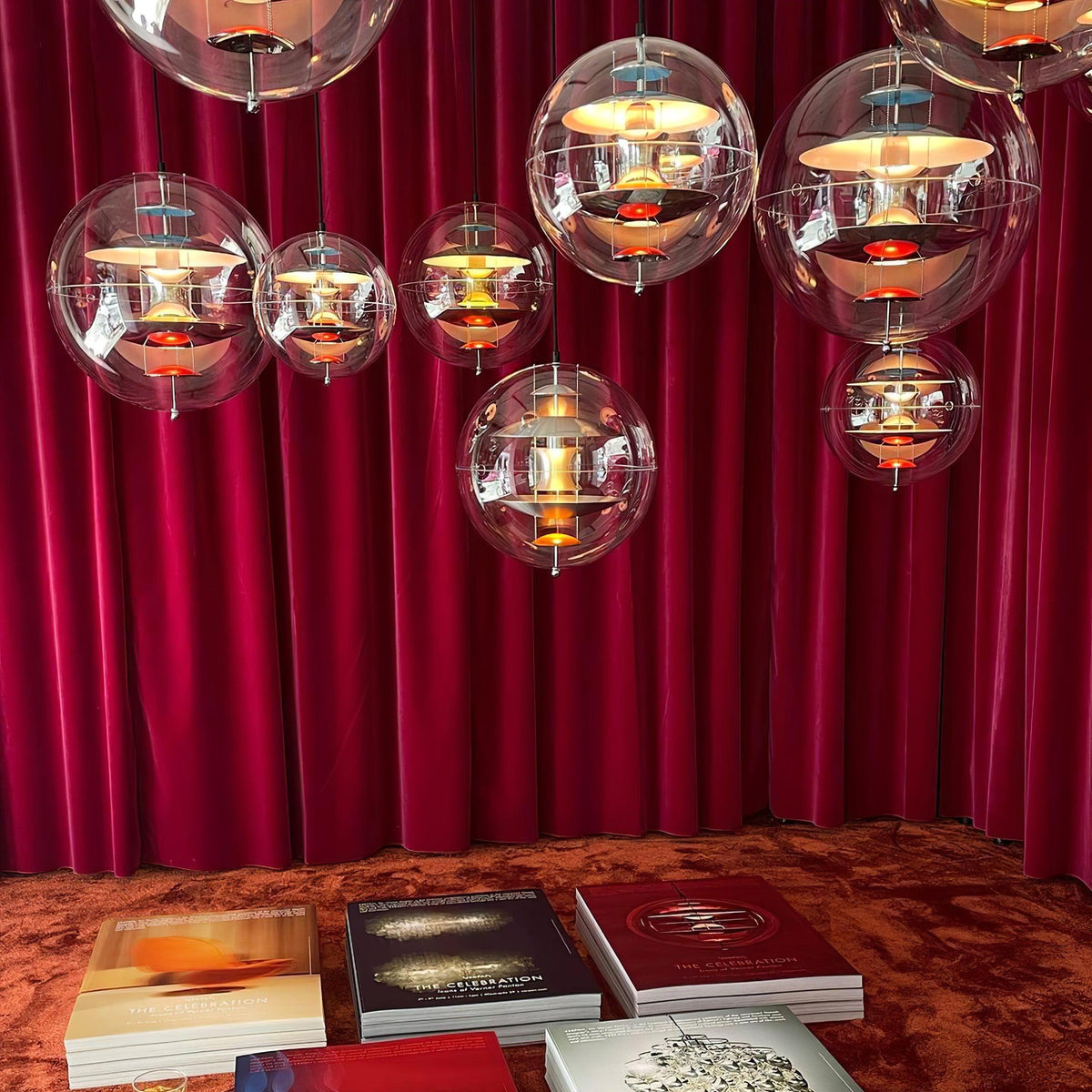 Moderne hanglamp met zwevende geometrische lagen, heldere bolvormige kap