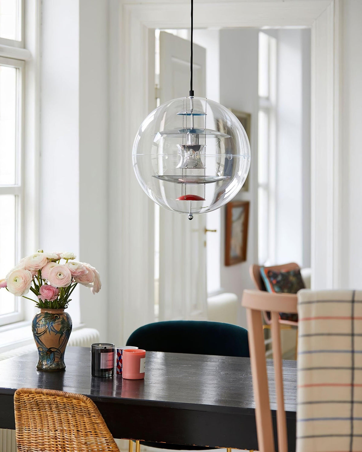 Moderne hanglamp met zwevende geometrische lagen, heldere bolvormige kap
