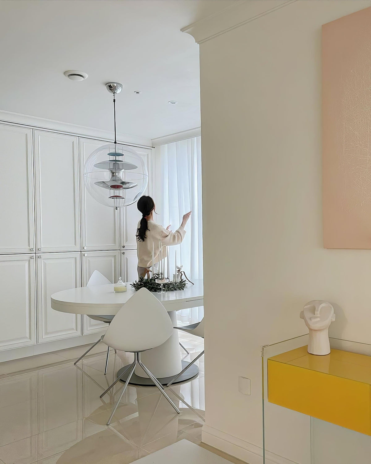 Moderne hanglamp met zwevende geometrische lagen, heldere bolvormige kap