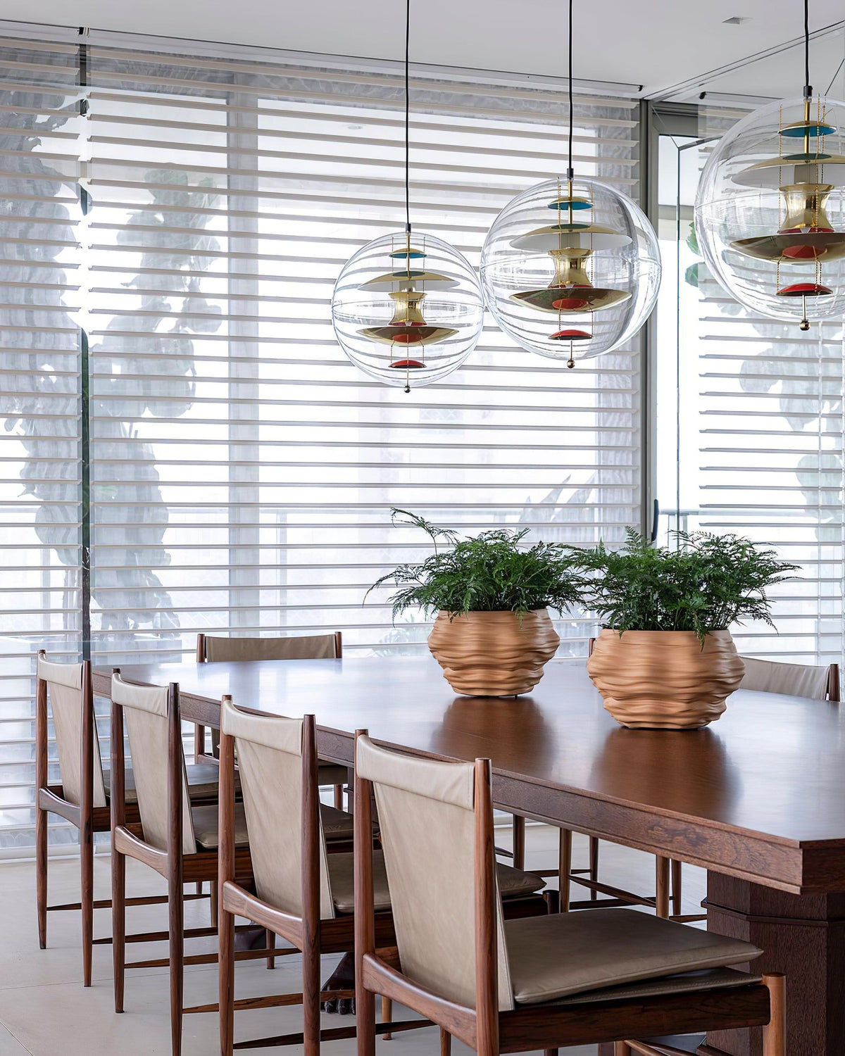 Moderne hanglamp met zwevende geometrische lagen, heldere bolvormige kap
