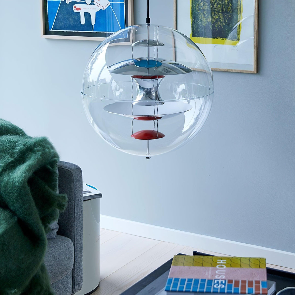 Moderne hanglamp met zwevende geometrische lagen, heldere bolvormige kap