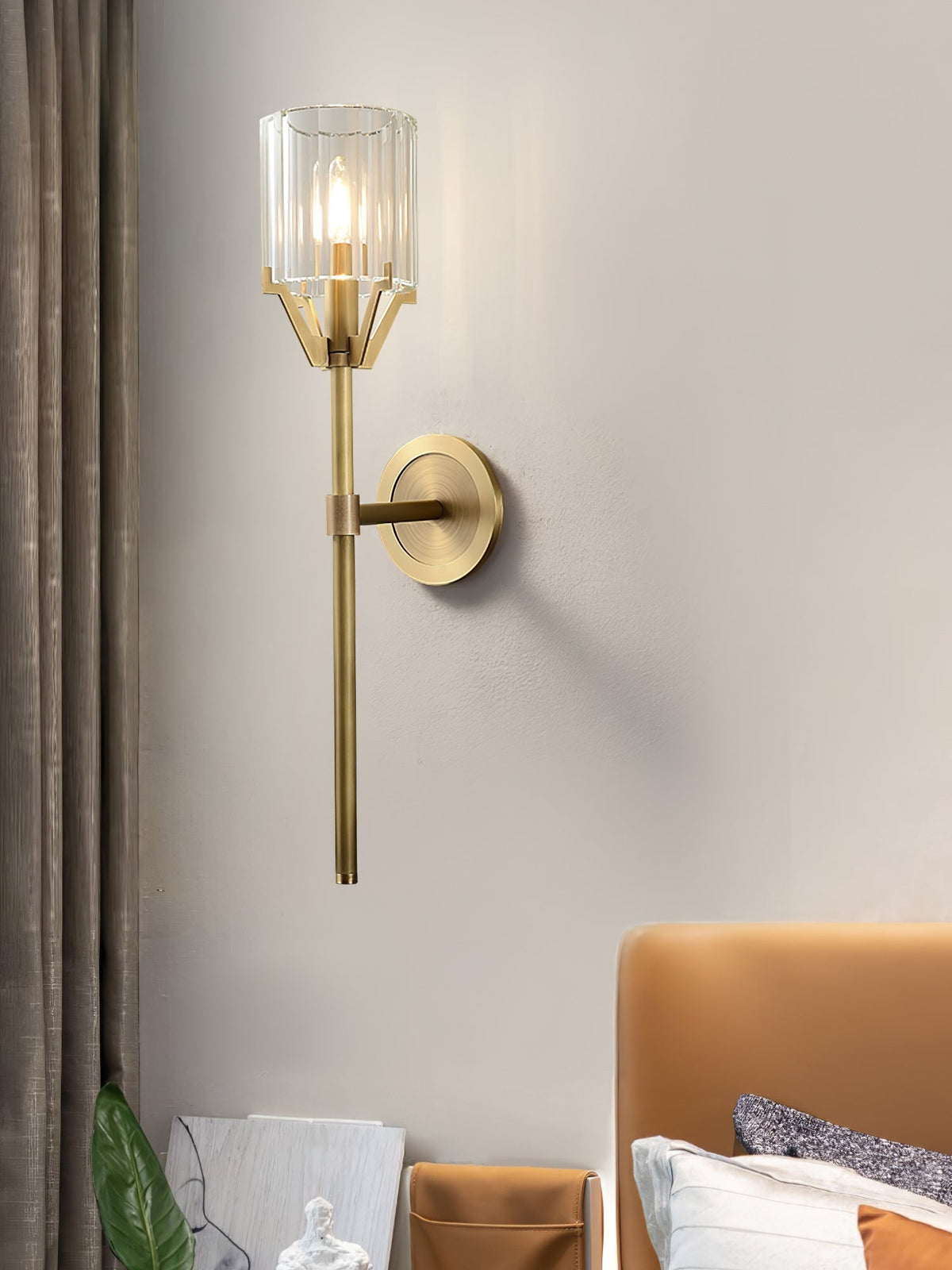 Lostor luxe wandlamp met afwerking en transparante kap