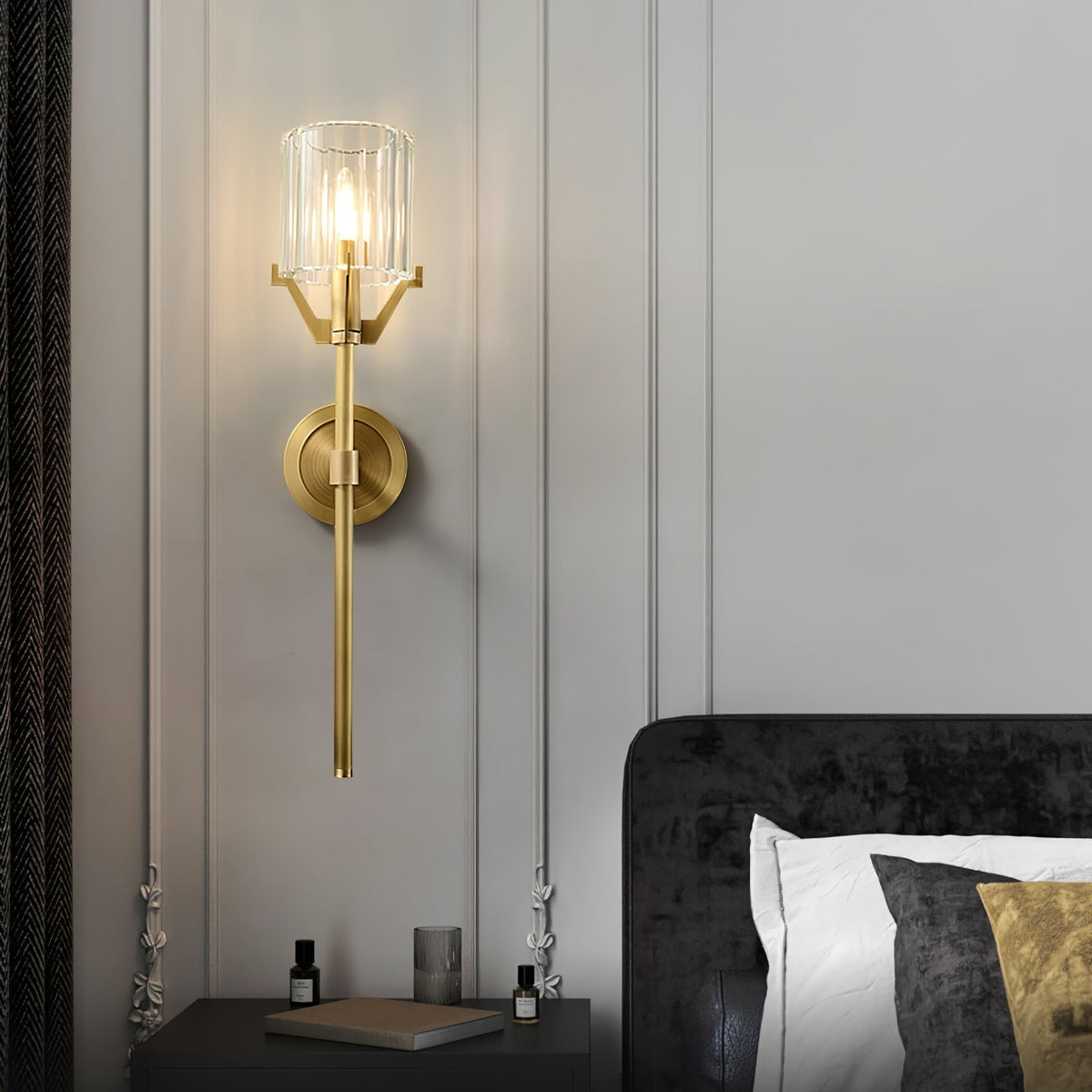 Lostor luxe wandlamp met afwerking en transparante kap