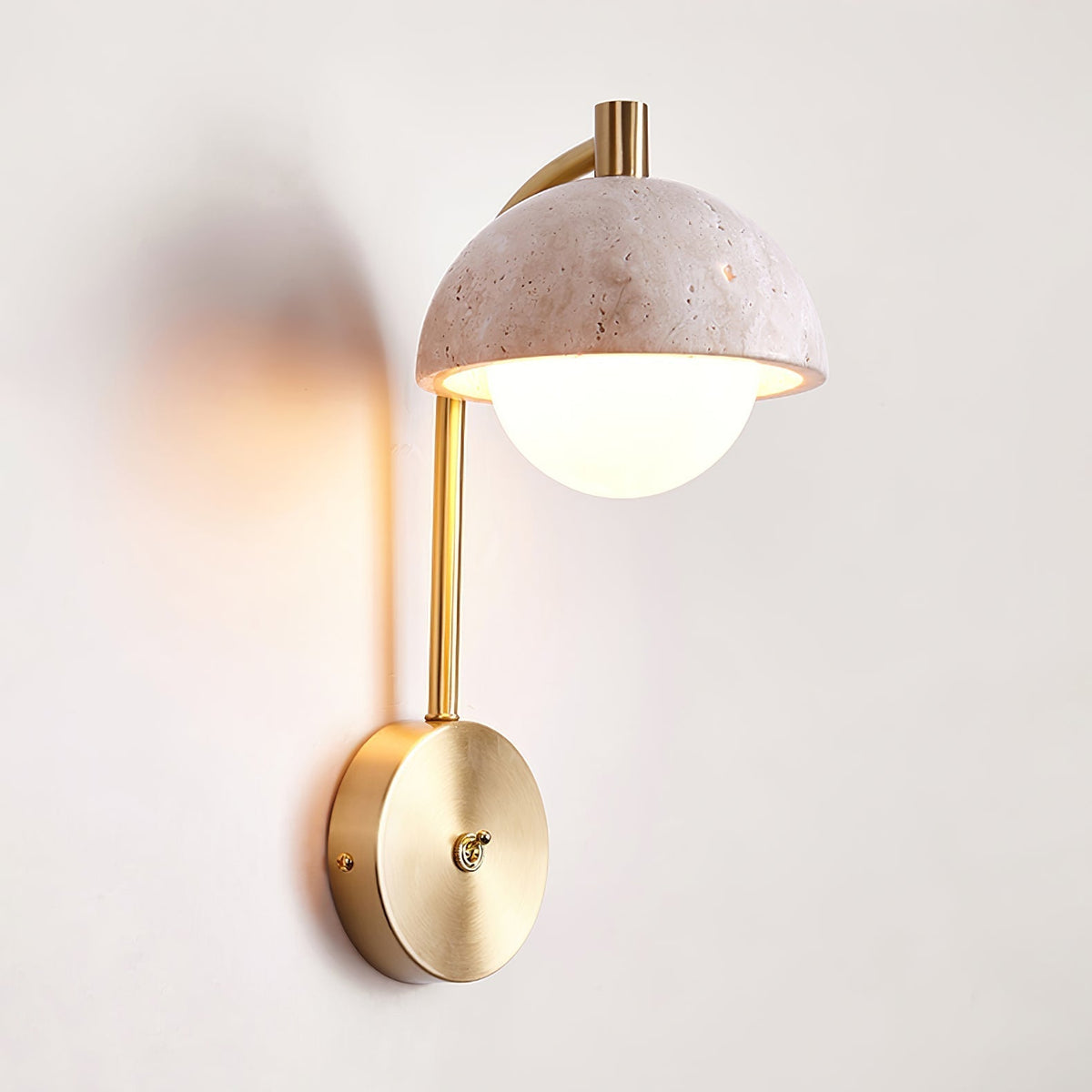 Seraaya wandlamp in geel travertin met goudkleurige afwerking