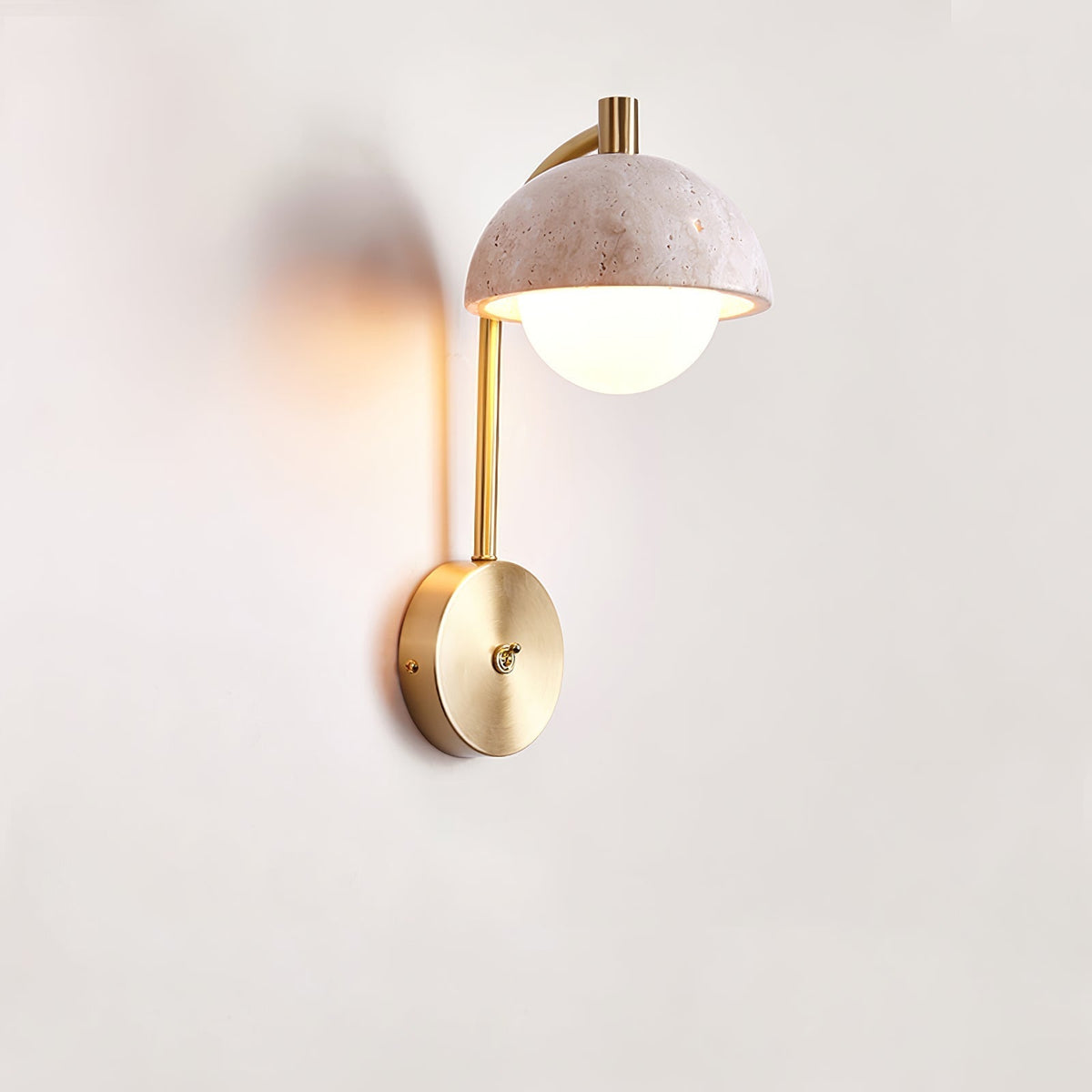 Seraaya wandlamp in geel travertin met goudkleurige afwerking