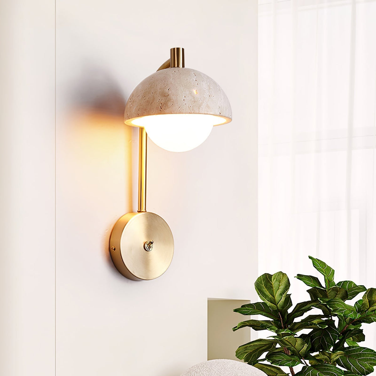 Seraaya wandlamp in geel travertin met goudkleurige afwerking