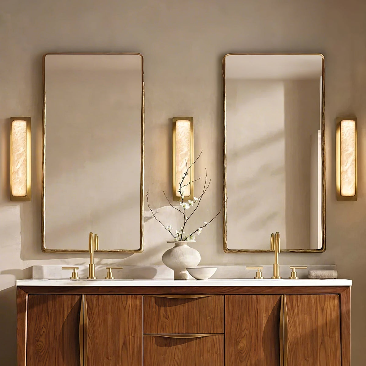 Karix Linear albasten wandlamp met goudkleurige afwerking
