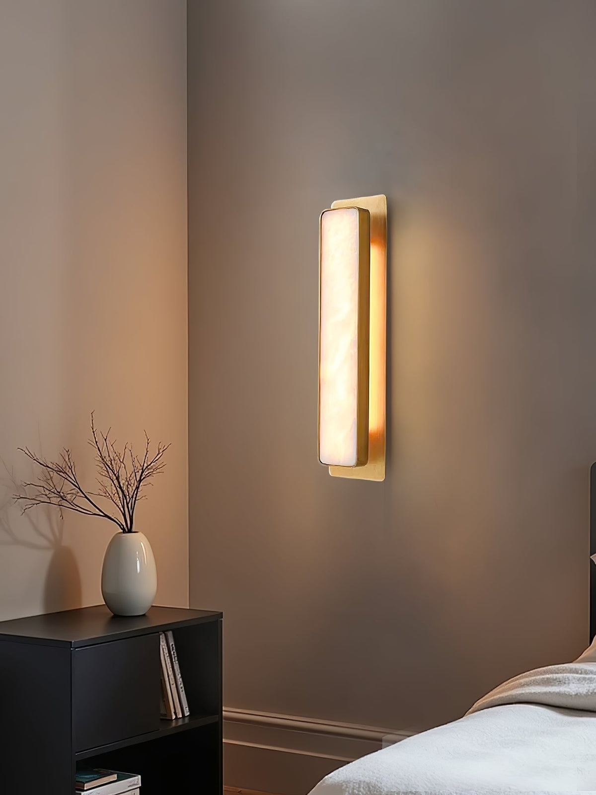 Karix Linear albasten wandlamp met goudkleurige afwerking