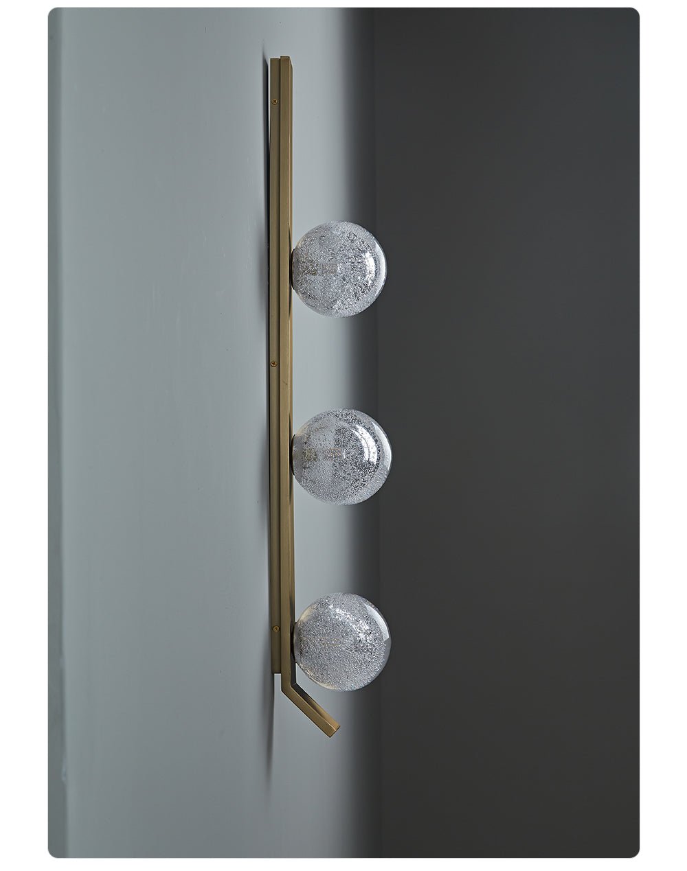 Teriivelle verticale wandlamp met goudkleurige afwerking en heldere kap