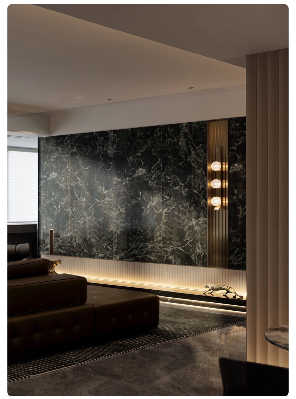 Teriivelle verticale wandlamp met goudkleurige afwerking en heldere kap