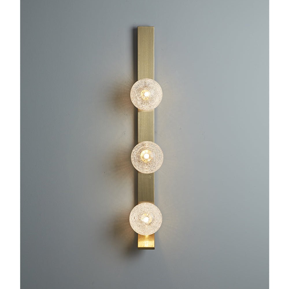 Teriivelle verticale wandlamp met goudkleurige afwerking en heldere kap