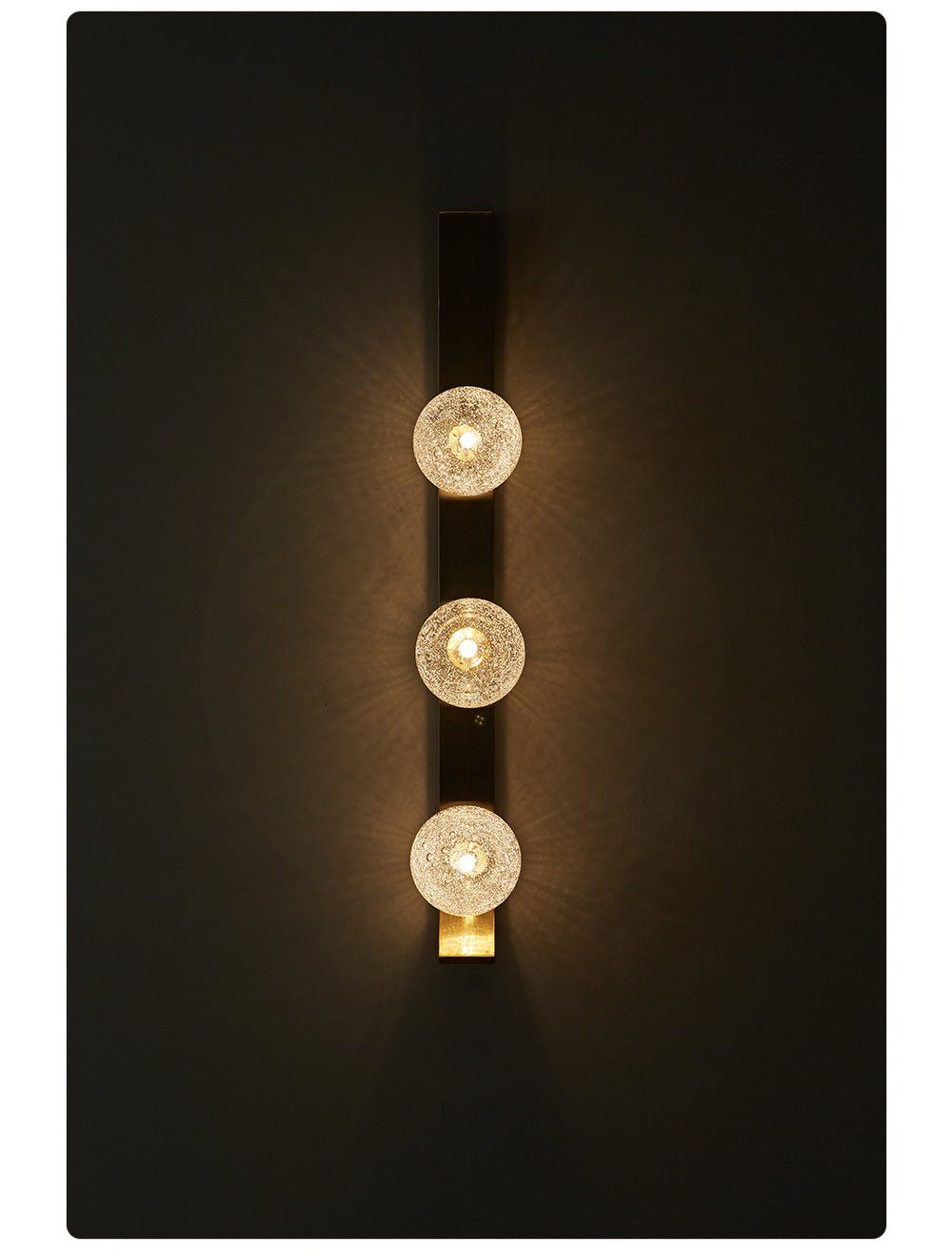 Teriivelle verticale wandlamp met goudkleurige afwerking en heldere kap