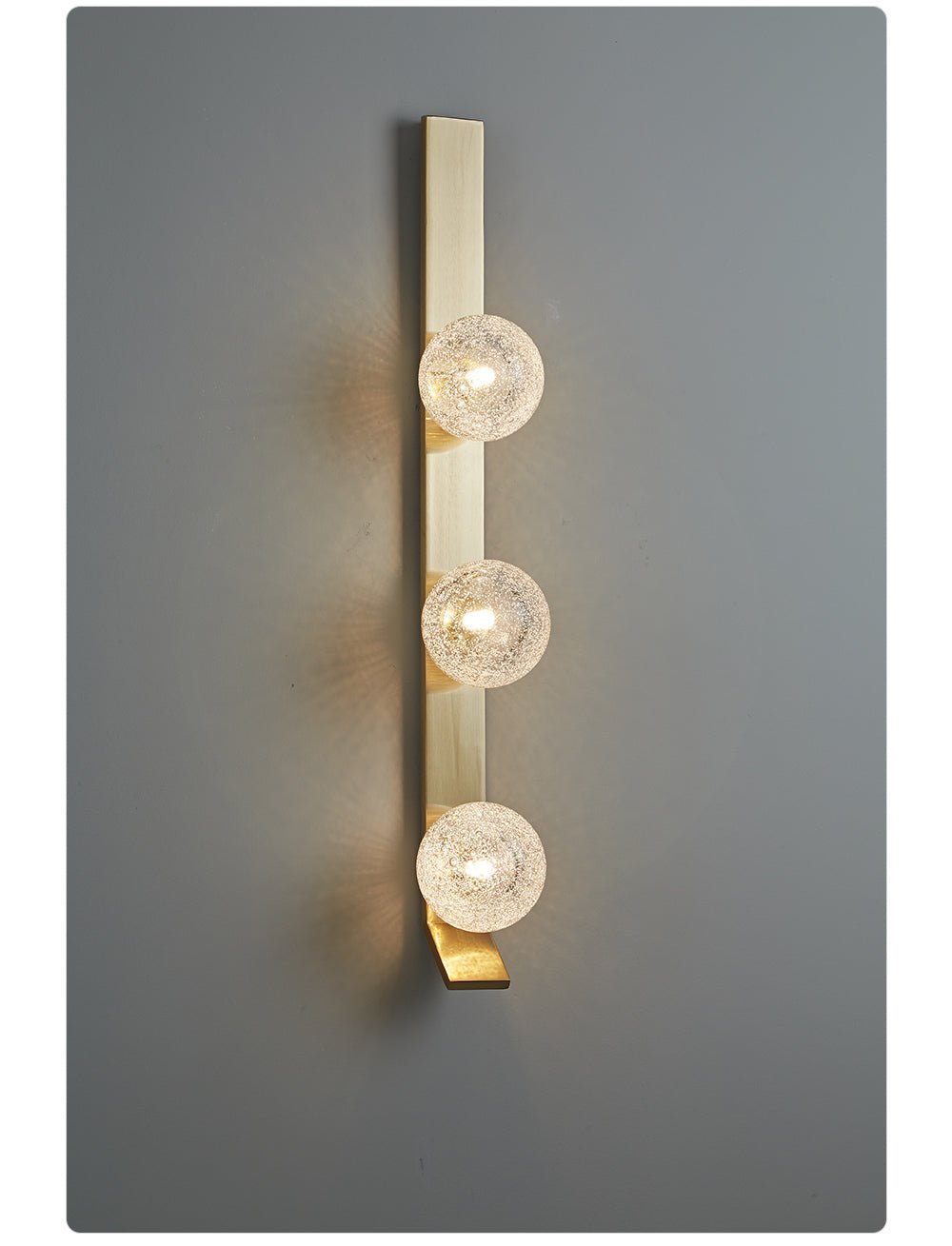 Teriivelle verticale wandlamp met goudkleurige afwerking en heldere kap