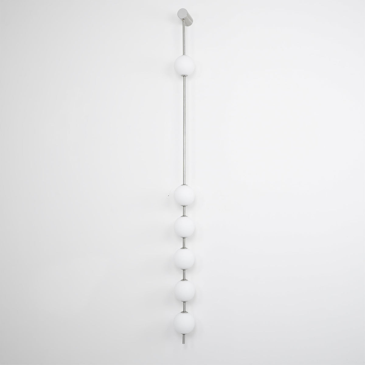 Soloiella wandlamp met verticale bollen van messing