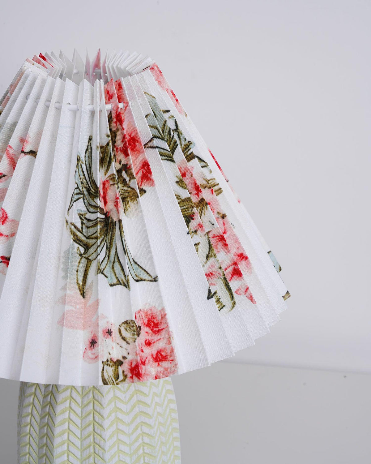 Xenlor Vintage tafellamp van stof in lichtgroen met beige kap