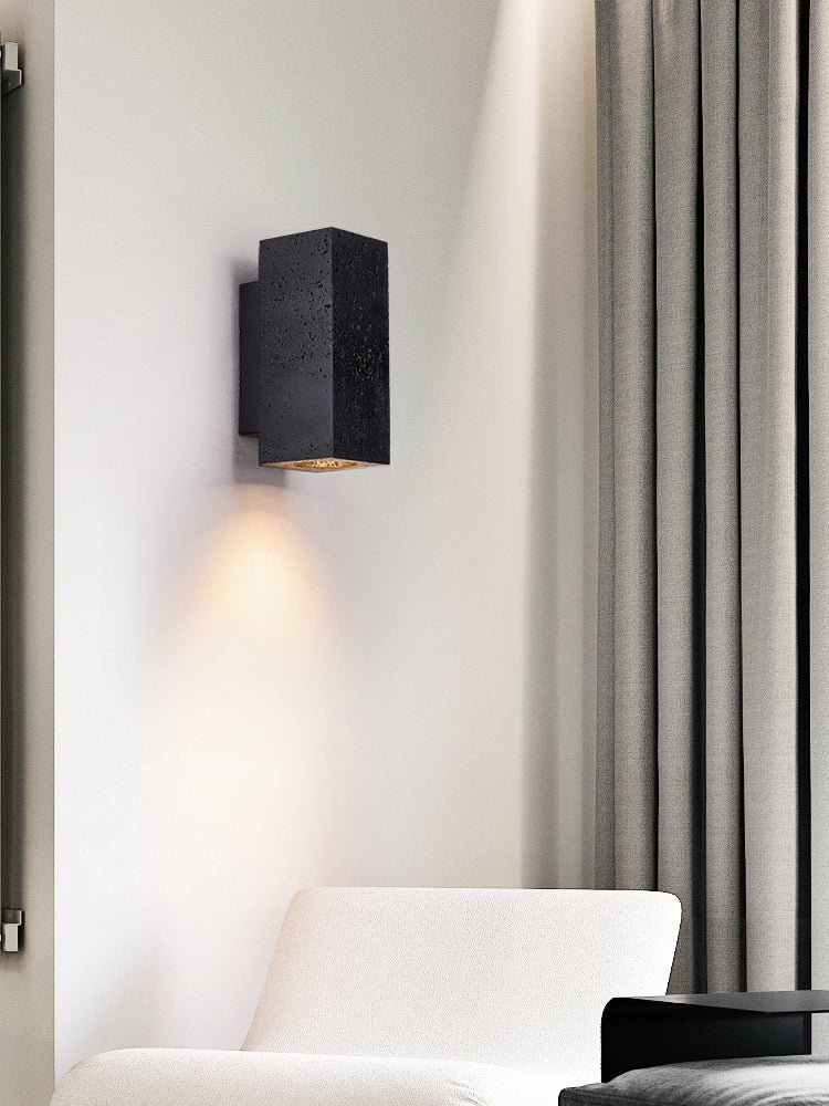 Ewan kubusvormige wandlamp in zwart travertin