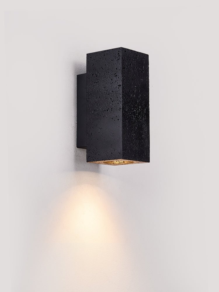 Ewan kubusvormige wandlamp in zwart travertin