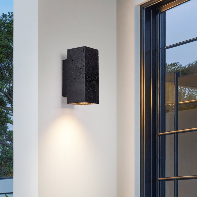 Ewan kubusvormige wandlamp in zwart travertin